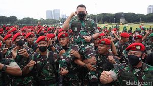 Momen Jenderal Dudung Diarak dan Makan Bareng Prajurit TNI AD