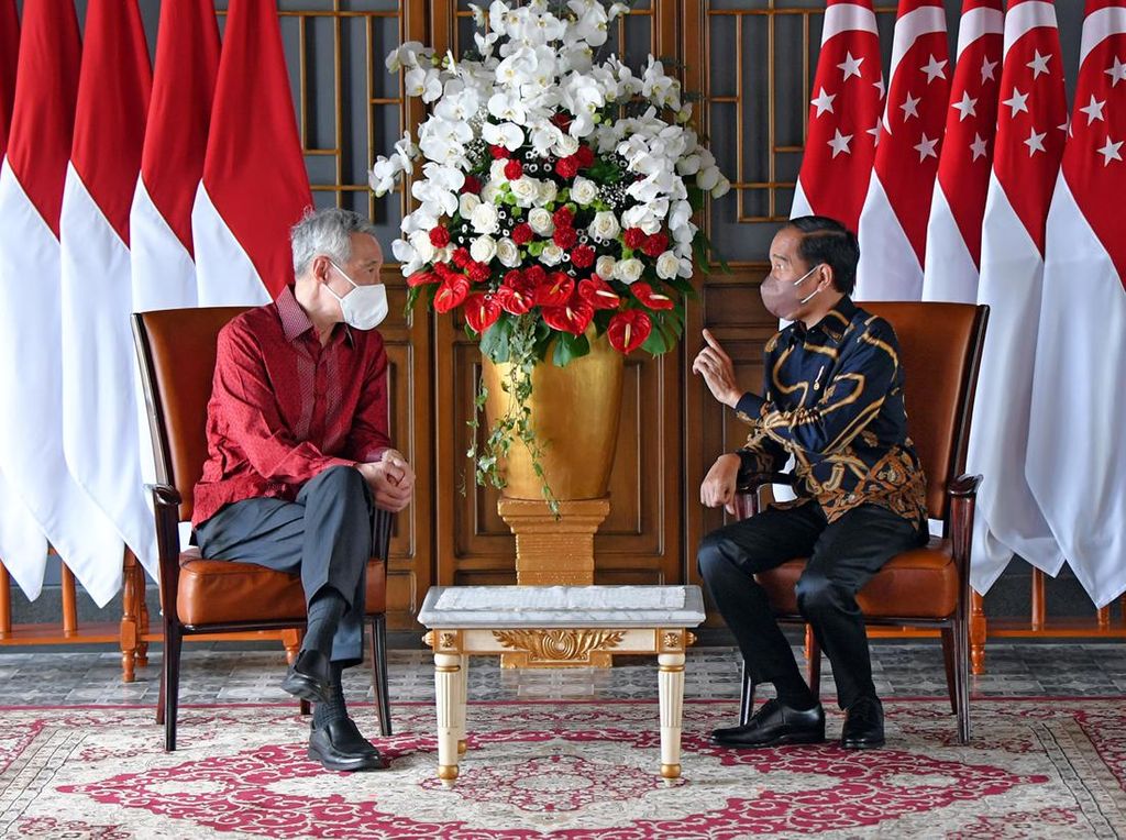 Keren! Pertemuan Jokowi-PM Singapura Kompak Pakai Batik