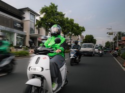 Cerita Driver Gojek Pakai Motor Listrik