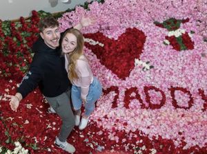 Sosok YouTuber Terkaya Sejagat dan Pacar Cantiknya Sosok YouTuber Terkaya Sejagat dan Pacar Cantiknya