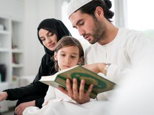 8 Amalan Sunnah di Hari Jumat: Perbanyak Sholawat-Membaca Surah Al Kahfi 8 Amalan Sunnah di Hari Jumat: Perbanyak Sholawat-Membaca Surah Al Kahfi