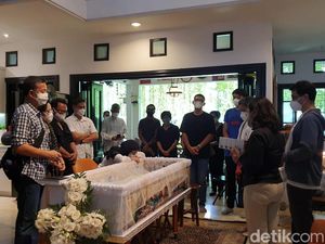 Putrinya Meninggal Dunia, Begini Suasana Duka di Rumah Nurul Arifin Putrinya Meninggal Dunia, Begini Suasana Duka di Rumah Nurul Arifin