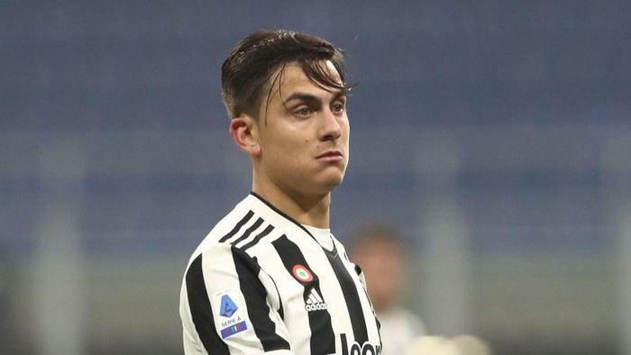 MILAN, ITALY - JANUARY 23: Paulo Dybala of Juventus FC gestures during the Serie A match between AC Milan and Juventus at Stadio Giuseppe Meazza on January 23, 2022 in Milan, Italy. (Photo by Marco Luzzani/Getty Images)