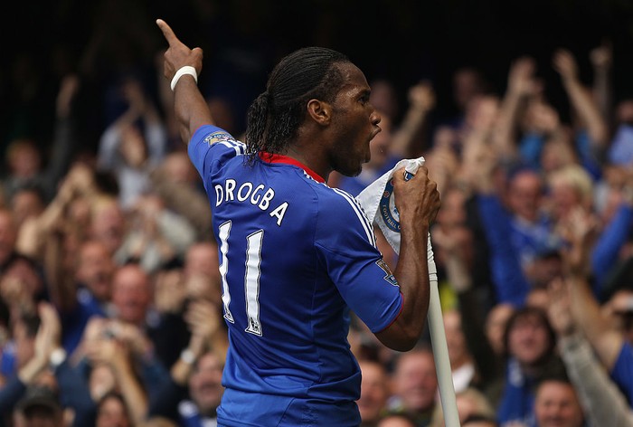 Pemain Paling Sering Jebol Arsenal LONDON, ENGLAND - OCTOBER 03: Didier Drogba of Chelsea celebrates scoring during the Barclays Premier League match between Chelsea and Arsenal at Stamford Bridge on October 3, 2010 in London, England. (Photo by Bryn Lennon/Getty Images)