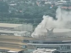 Kepulan Asap Tebal Membubung di Mal Alam Sutera Tangerang