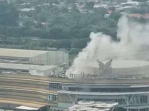 Kepulan Asap Tebal Membubung di Mal Alam Sutera Tangerang Kepulan Asap Tebal Membubung di Mal Alam Sutera Tangerang