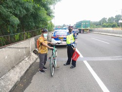 Tersasar Aplikasi, Pria Lansia Gowes Sepeda Sejauh 2 Km di Tol Sedyatmo