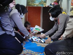 Bocah Korban KDRT Ayah Tiri Dapat  Trauma Healing dari Polisi