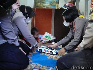 Bocah Korban KDRT Ayah Tiri Dapat  Trauma Healing dari Polisi Bocah Korban KDRT Ayah Tiri Dapat  Trauma Healing dari Polisi