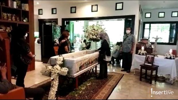 Artis senior dan politikus Nurul Arifin tengah berduka karena kepergian putri sulungnya, Maura. Yuk intip potret suasana kediamannya!