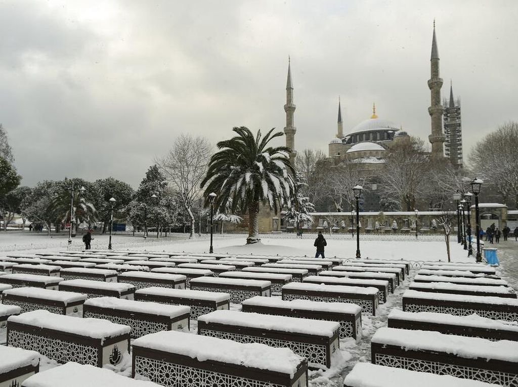 Diguyur Hujan Salju, Ratusan Orang Terdampar di Bandara Istanbul