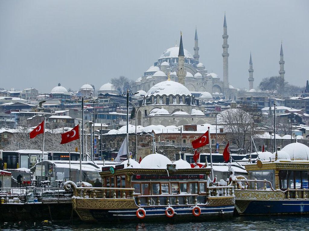 Kota Istanbul Diselimuti Salju Tebal