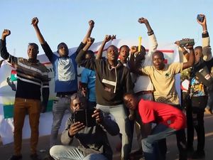 Pesta Pora Rakyat Burkina Faso setelah Presiden Dikudeta Pesta Pora Rakyat Burkina Faso setelah Presiden Dikudeta