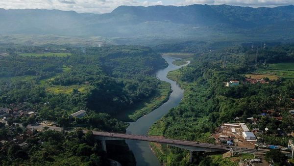 Kerja Keras Pulihkan Lingkungan lewat Program Citarum Harum