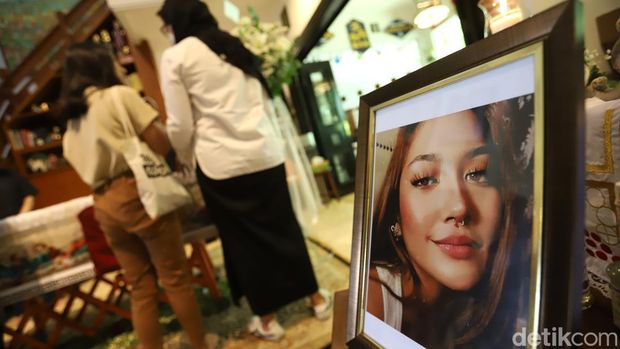 Putri sulung Nurul Arifin dan Mayong Suryolaksono, Maura Magnalia Madyaratri meninggal dunia. Mayong menjelaskan kondisi terakhir putrinya sebelum tutup usia.