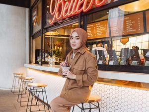 Pose Cantik Ririe Fairus Saat Belanja dan Ngopi di Kafe Pose Cantik Ririe Fairus Saat Belanja dan Ngopi di Kafe