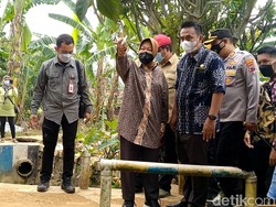 Tinjau Lokasi Banjir Pekalongan, Risma: Jangan Tunggu Pusat!