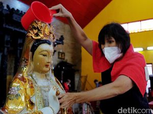 Imlek Sudah Dekat, Patung Dewa di Wihara Amurva Bhumi Dibersihkan