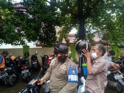 Satpol PP Makassar Diterjunkan Ajak Lansia Vaksin, 773 Disuntik