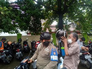 Satpol PP Makassar Diterjunkan Ajak Lansia Vaksin, 773 Disuntik