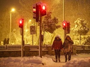 Salju Guyur Istanbul, Mobil Pribadi Dilarang Lewat-Penerbangan Batal