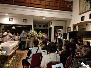 Suasana Haru Misa Requiem di Rumah Duka Maura Magnalia Suasana Haru Misa Requiem di Rumah Duka Maura Magnalia