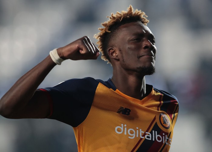 BERGAMO, ITALY - DECEMBER 18: Tammy Abraham of AS Roma celebrates at the end of the Serie A match between Atalanta BC and AS Roma at Gewiss Stadium on December 18, 2021 in Bergamo, Italy. (Photo by Emilio Andreoli/Getty Images)
