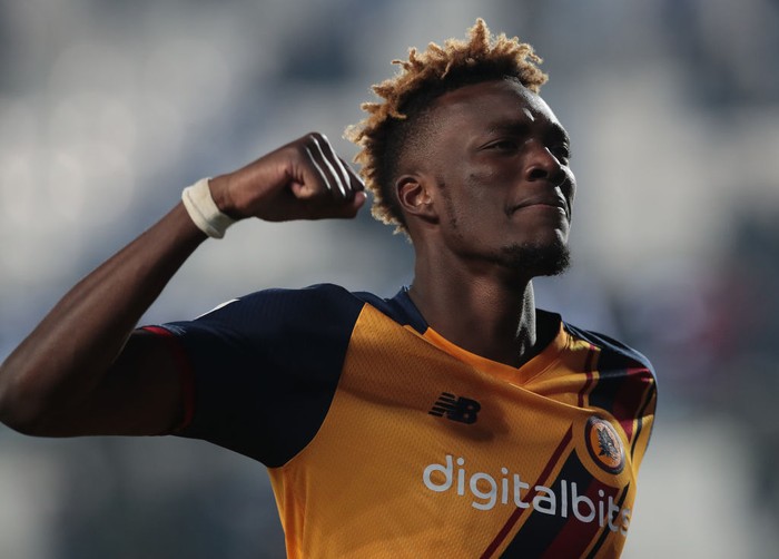Tammy Abraham BERGAMO, ITALY - DECEMBER 18: Tammy Abraham of AS Roma celebrates at the end of the Serie A match between Atalanta BC and AS Roma at Gewiss Stadium on December 18, 2021 in Bergamo, Italy. (Photo by Emilio Andreoli/Getty Images)