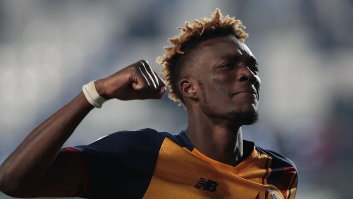 BERGAMO, ITALY - DECEMBER 18: Tammy Abraham of AS Roma celebrates at the end of the Serie A match between Atalanta BC and AS Roma at Gewiss Stadium on December 18, 2021 in Bergamo, Italy. (Photo by Emilio Andreoli/Getty Images)