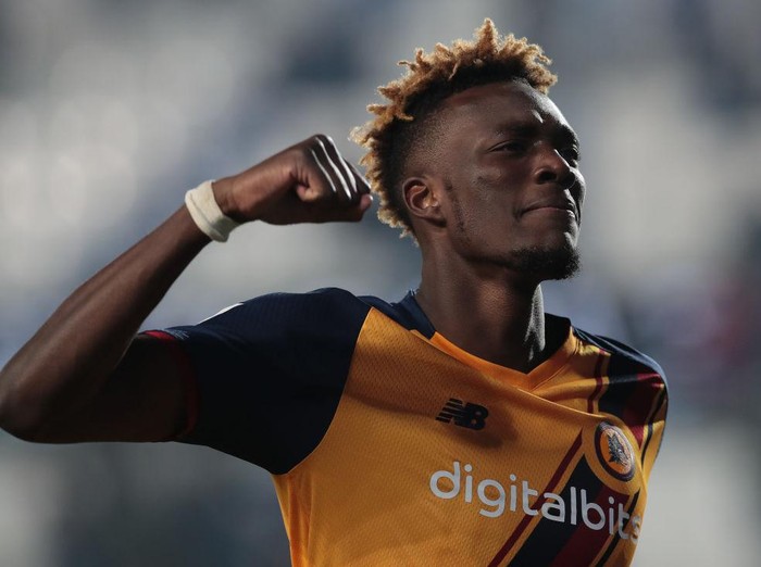 BERGAMO, ITALY - DECEMBER 18: Tammy Abraham of AS Roma celebrates at the end of the Serie A match between Atalanta BC and AS Roma at Gewiss Stadium on December 18, 2021 in Bergamo, Italy. (Photo by Emilio Andreoli/Getty Images)
