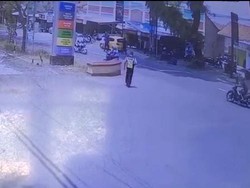 Detik-detik Kecelakaan Beruntun 2 Motor Vs Mobil di Kudus Terekam CCTV