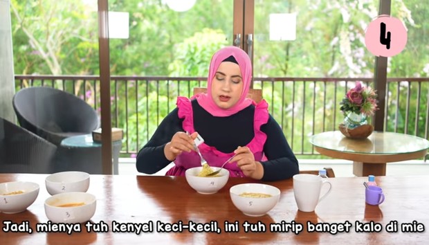 Tasyi Athasyia dalam segmen battle makanan mie rebus rasa ayam/Foto: Youtube/Tasyi Athasyia Tasyi Athasyia dalam segmen battle makanan mie rebus rasa ayam/Foto: Youtube/Tasyi Athasyia