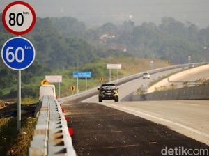 Beda dengan RI, Ini Ancaman Sanksi Klub Mobil Malaysia yang Berhenti di Tol