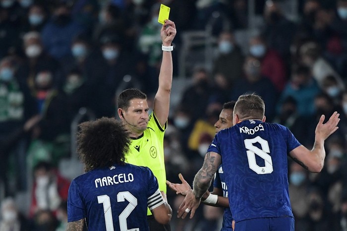 Spanish referee Jorge Figueroa Vazquez shows a yellow card to Real Madrids German midfielder Toni Kroos (R) during the Copa del Rey (Kings Cup) round of 16 first leg football match between Elche CF and Real Madrid CF at the Martinez Valero stadium in Elche on January 20, 2022. (Photo by Jose Jordan / AFP)