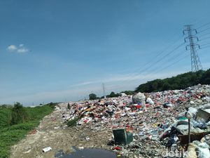 TPS Liar Bantaran Kali CBL Tambun Ditutup, Warga Minta Solusi Ekonomi