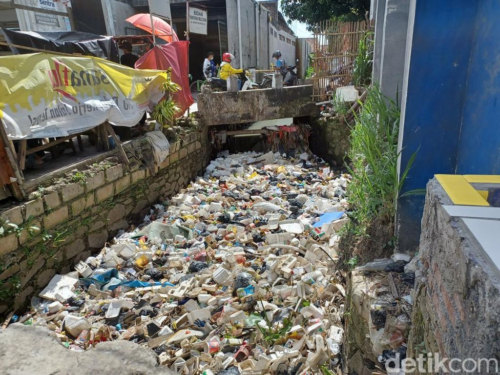 Duh! Tumpukan Sampah Tutupi Aliran Sungai di Kabupaten Bandung