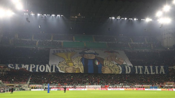 MILAN, ITALY - NOVEMBER 07: Fans display a tifo prior to the Serie A match between AC Milan and FC Internazionale at Stadio Giuseppe Meazza on November 07, 2021 in Milan, Italy. (Photo by Marco Luzzani/Getty Images)