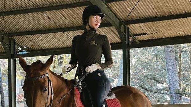 Anya Geraldine mulai go public hubungannya dengan pria bernama Nadif Zahiruddin. Yuk intip kegiatan mereka berkuda bareng!