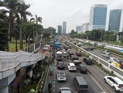 Ada Demo Buruh, Lalin di Depan Gedung DPR Tersendat
