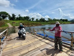 Cerita Sang Penarik Rakit Eretan di Aliran Sungai Citarum