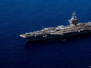 Angkatan Laut AS Coba Selamatkan Jet Tempur yang Jatuh ke Laut China Selatan Angkatan Laut AS Coba Selamatkan Jet Tempur yang Jatuh ke Laut China Selatan