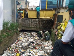 Petugas Angkut Sampah Menumpuk di Sungai Cikahiyangan Bandung