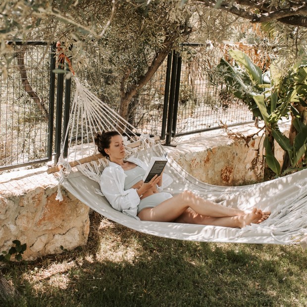 Baca buku di alam/Foto: Pexels.com/Vlada Karpovich Penerapan filosofi hidup Friluftsliv: Membaca buku di alam