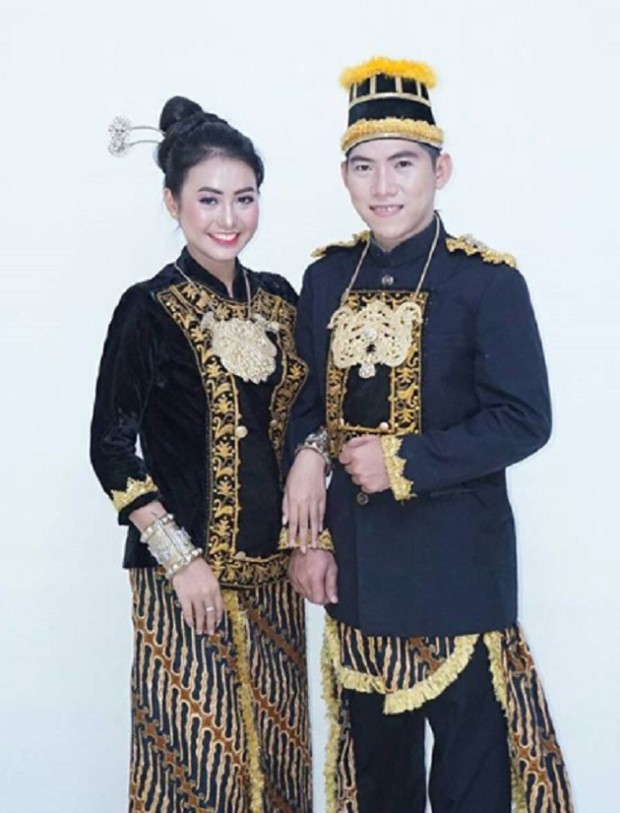 Baju Kustin berbahan bludru hitam dan hiasan sulaman benang emas