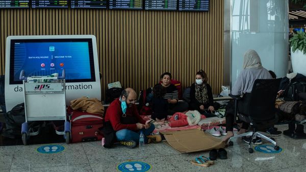Batal Terbang Gegara Badai Salju, Penumpang Ngemper di Bandara Turki