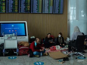 Batal Terbang Gegara Badai Salju, Penumpang Ngemper di Bandara Turki