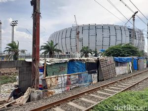 Spanduk Satpol PP Raib, Bedeng-bedeng Belakang JIS Tetap Berdiri