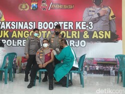 Polisi di Sidoarjo Mulai Divaksin Booster COVID-19