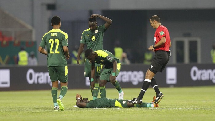 Senegals Saido Mane lays on the pitch following a collision during the African Cup of Nations 2022 round of 16 match between Senegal and Cape Verde at Kouekong Stadium, Bafoussam, Cameroon, Tuesday, Jan. 25, 2022. (AP Photo/Sunday Alamba)