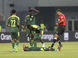 Mane Cedera Horor, Lanjut Main, Cetak Gol... lalu Masuk Rumah Sakit